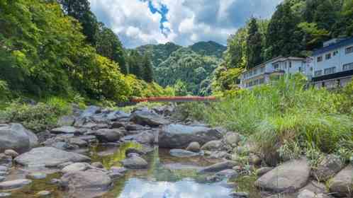 透きとおる川に大迫力の〝夏空リフレクション〟　清涼で爽快な絶景に「素晴らしい」「夏を感じる！！」の声