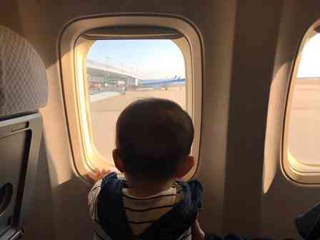「くそー」「親のしつけが悪いんだよ」　飛行機で泣く1歳をあやしていたら、後席のおじさんに責められて（広島県・30代女性）
