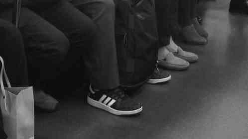 結婚式の二次会帰りに、幼い息子が発熱。混雑した夜の電車でグッタリした姿に、周りの乗客たちが...（埼玉県・30代女性）