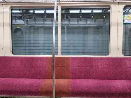 「ベビーカーに乗った2歳娘が、電車の中で突然嘔吐。お尻拭きやティッシュで拭いていると、周囲の乗客たちが...」（山形県・40代女性）