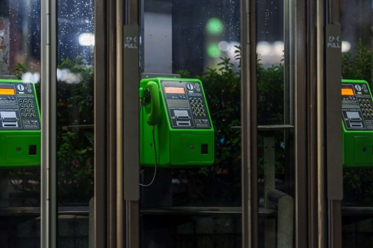 自宅に電話したけれど...（画像はphotoAC）