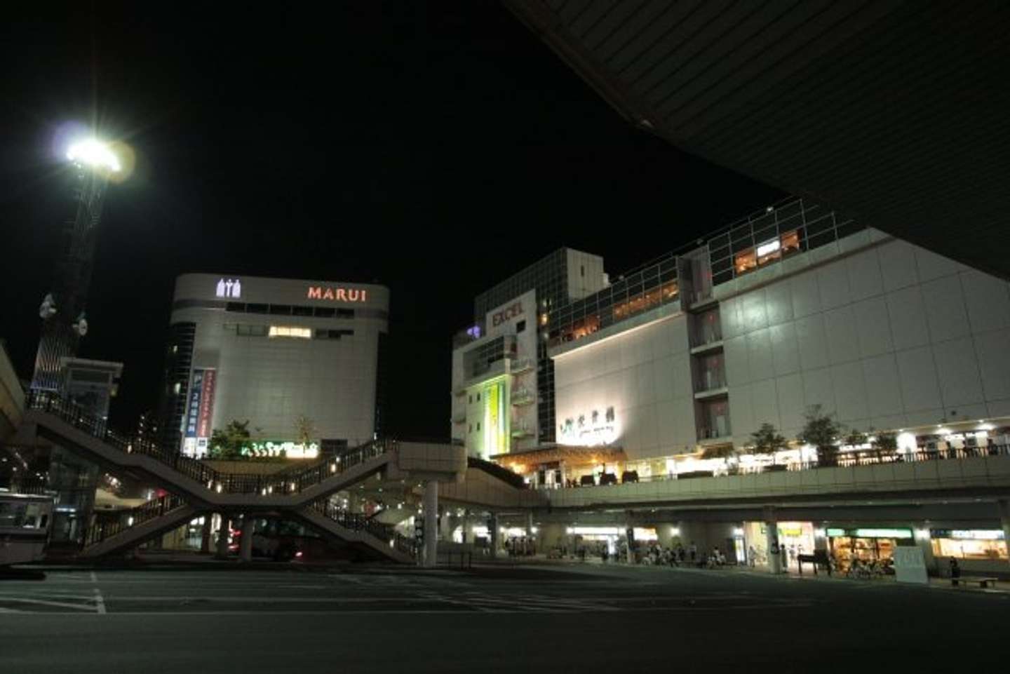 見知らぬ青年に話しかけられて（photoAC）