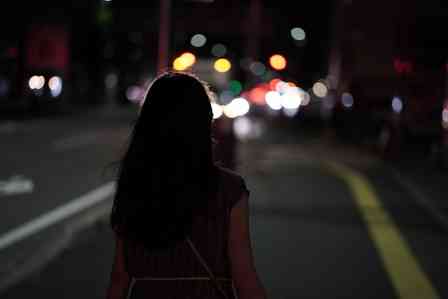 最終バスを逃し、家に帰れない女子高生。優しそうな青年に「何もしないし、ただ送ってあげるから」と言われて