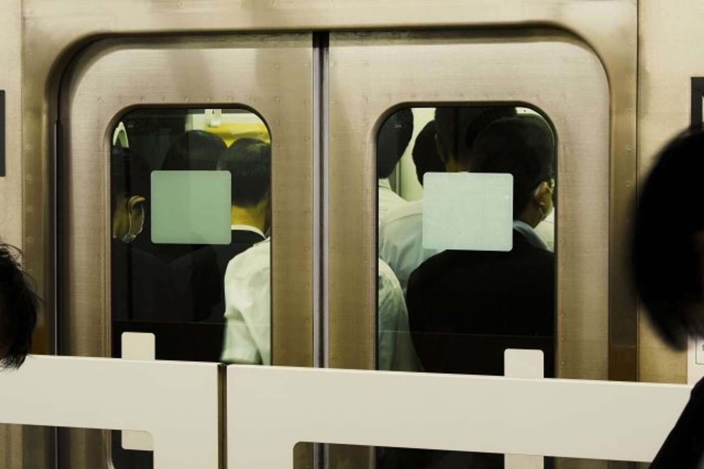 朝の電車にはどんどん人が乗ってきて（画像はphotoAC）