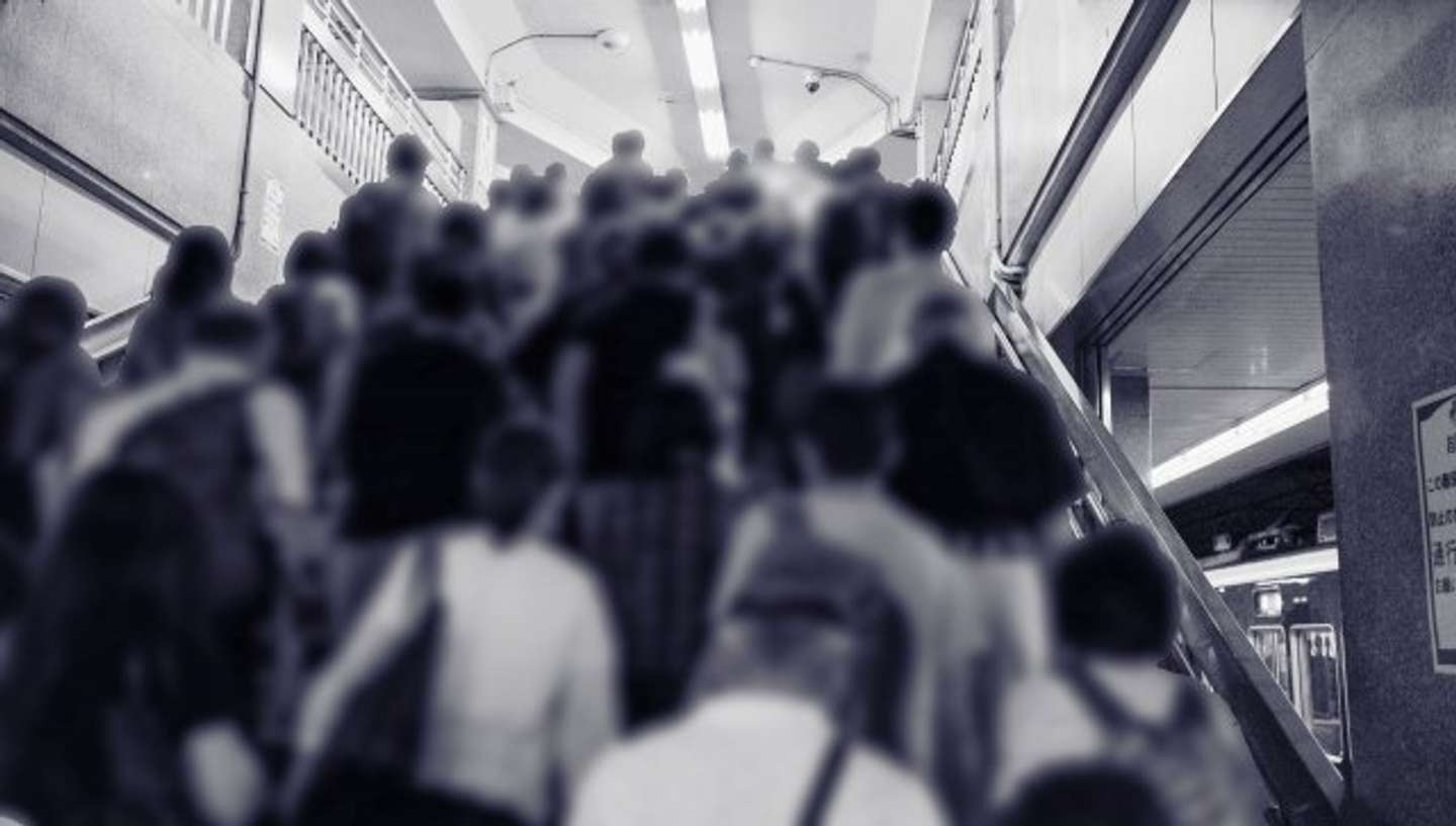 通勤ラッシュの地下鉄で（画像はphotoAC）