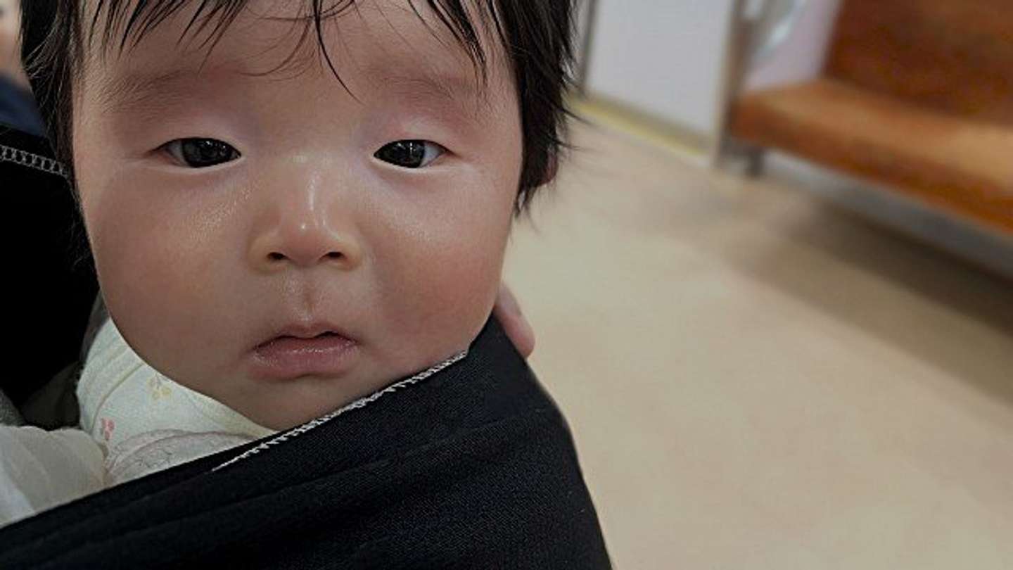 赤ちゃんが泣いていて...（画像はphotoAC）