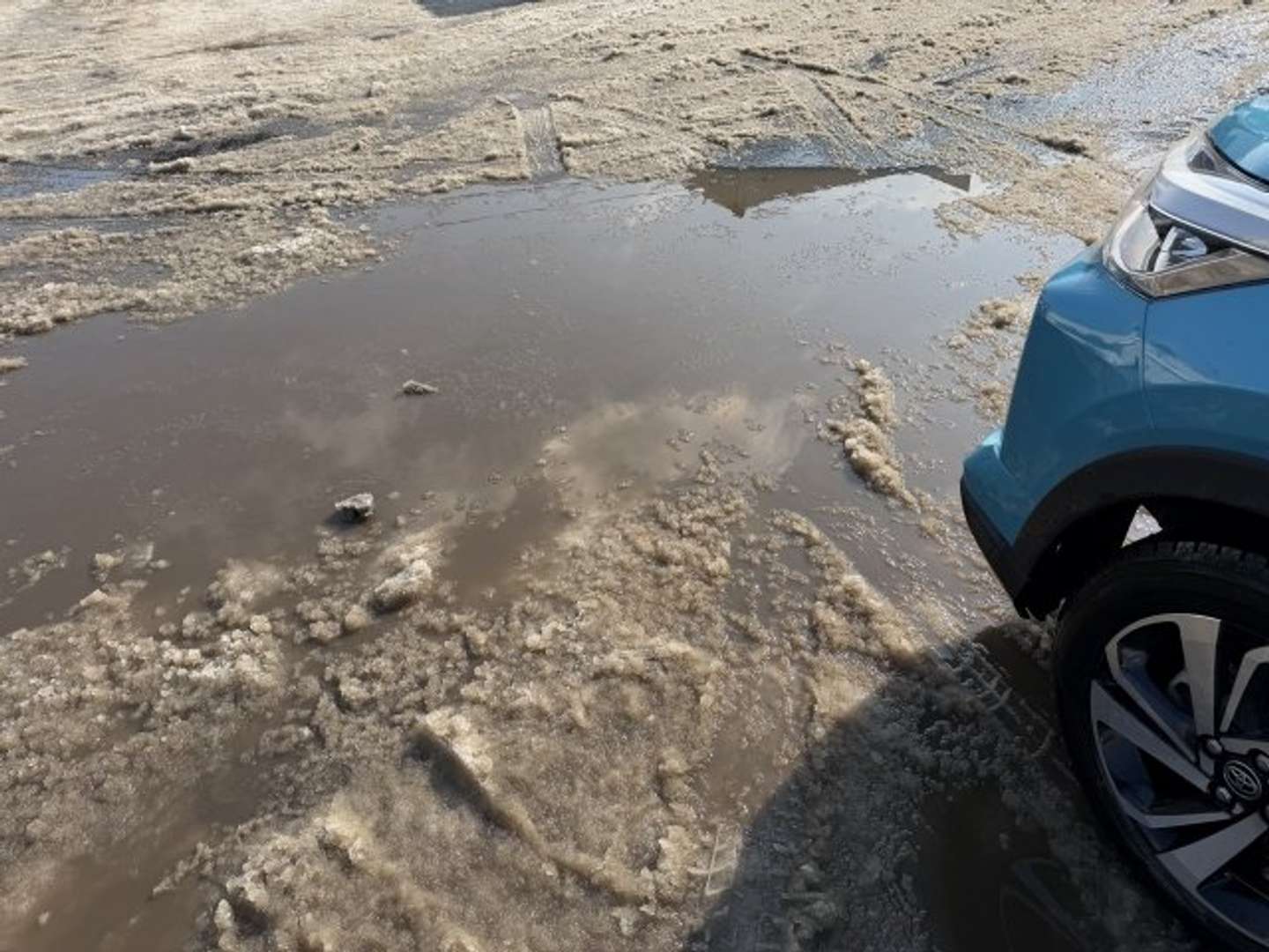 車がずぶずぶと...（photoAC）