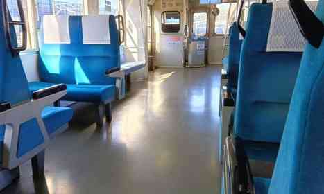 電車で隣に座ってきた中年男性。新聞を広げたかと思うと、腕で私を触ってきて...（静岡県・60代女性）