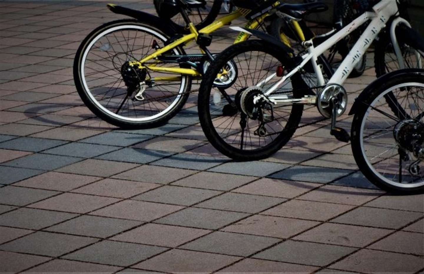 自転車が倒れて...（画像はphotoAC）