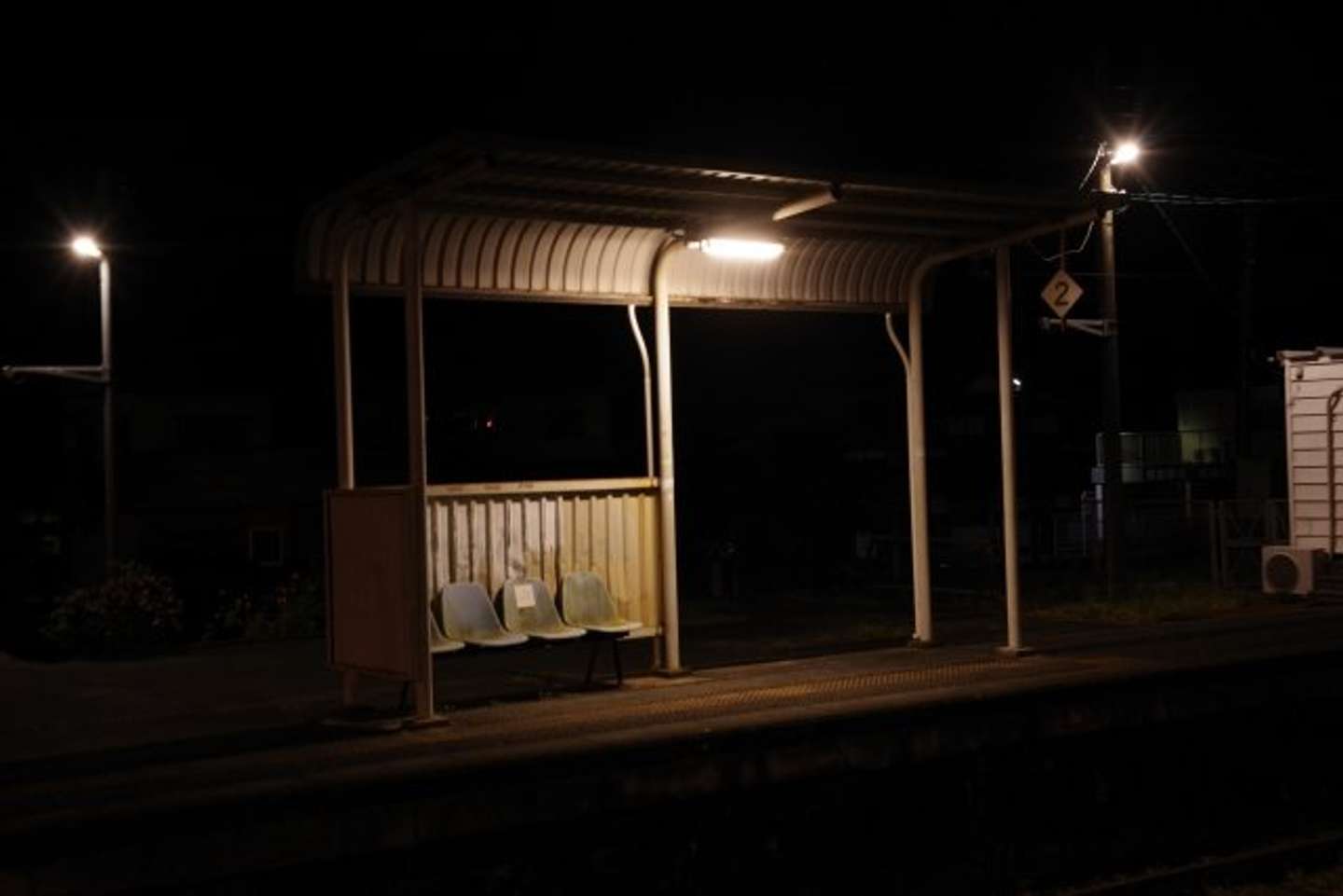 駅のベンチで休んでいたら...（画像はphotoAC）