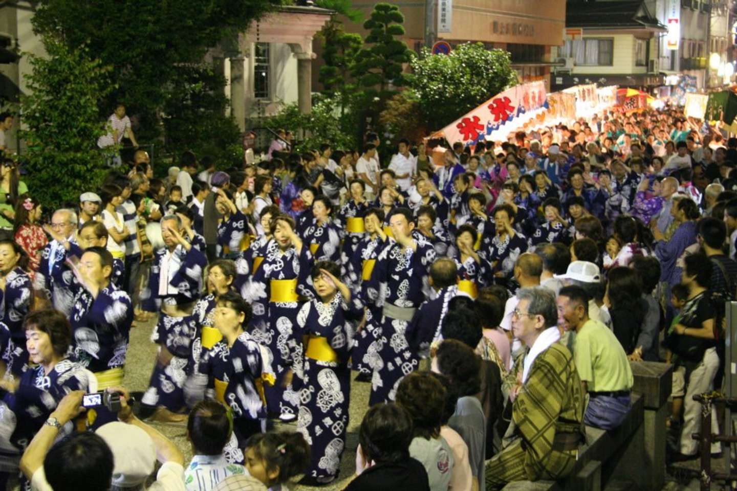 町全体が踊りの会場に（画像提供：（一社）郡上市観光連盟  ）