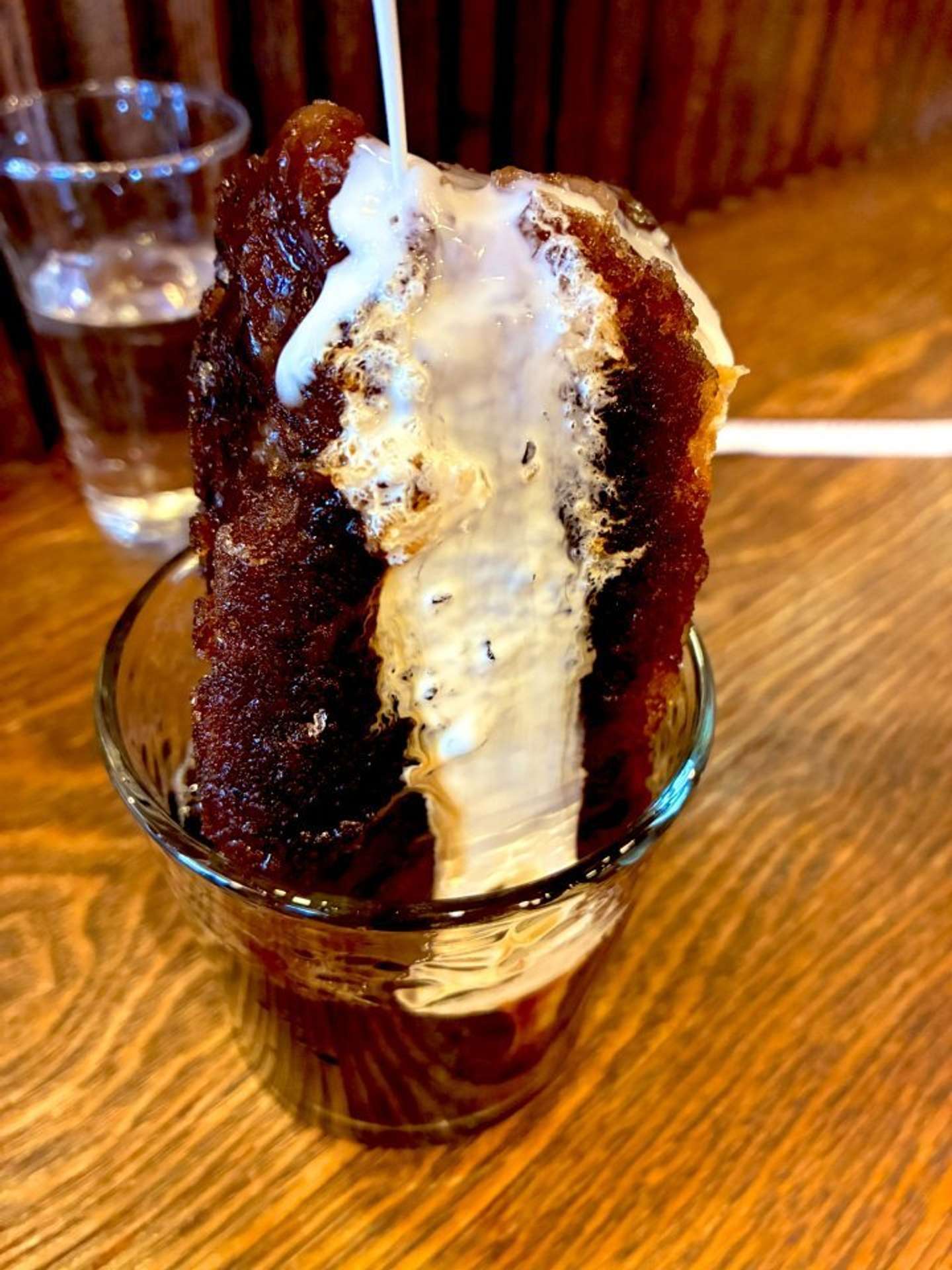 ミルクをかけて、ストローで氷をくるくるくる...（画像はailu@bc_u5tnさんの投稿より）