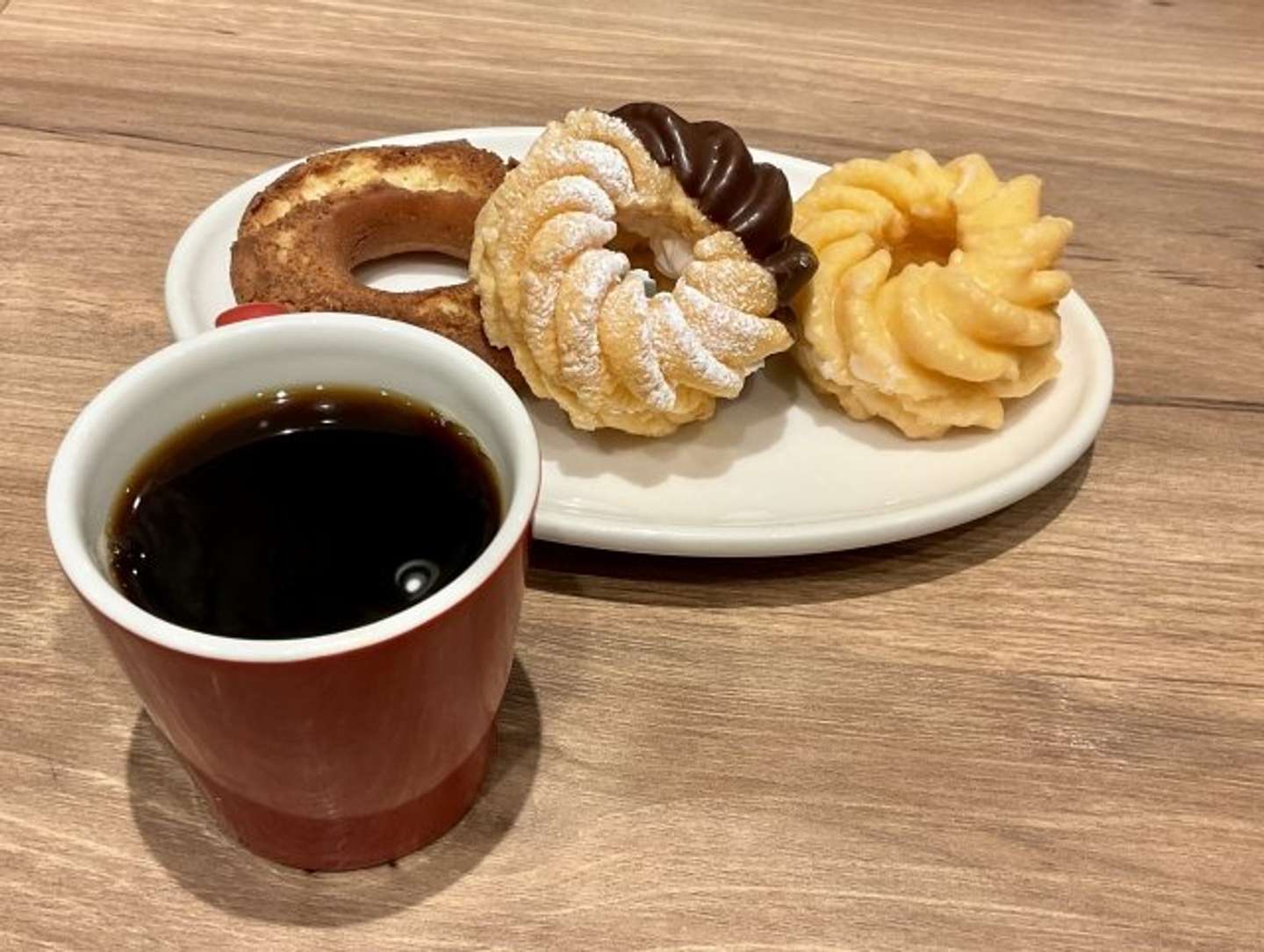 大慌てでドーナツを食べて...（画像はphotoAC）