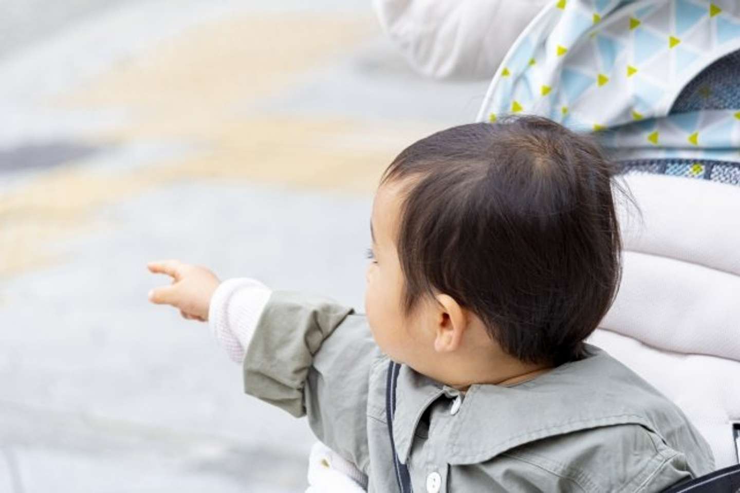 ベビーカーを押して慣れない電車へ（画像はphotoAC）