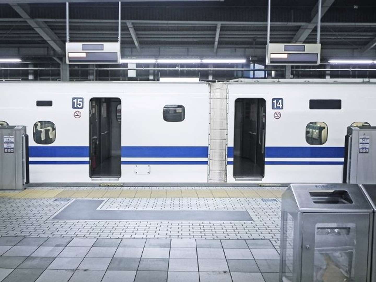 2人をホームで待つことに...（画像はphotoAC）