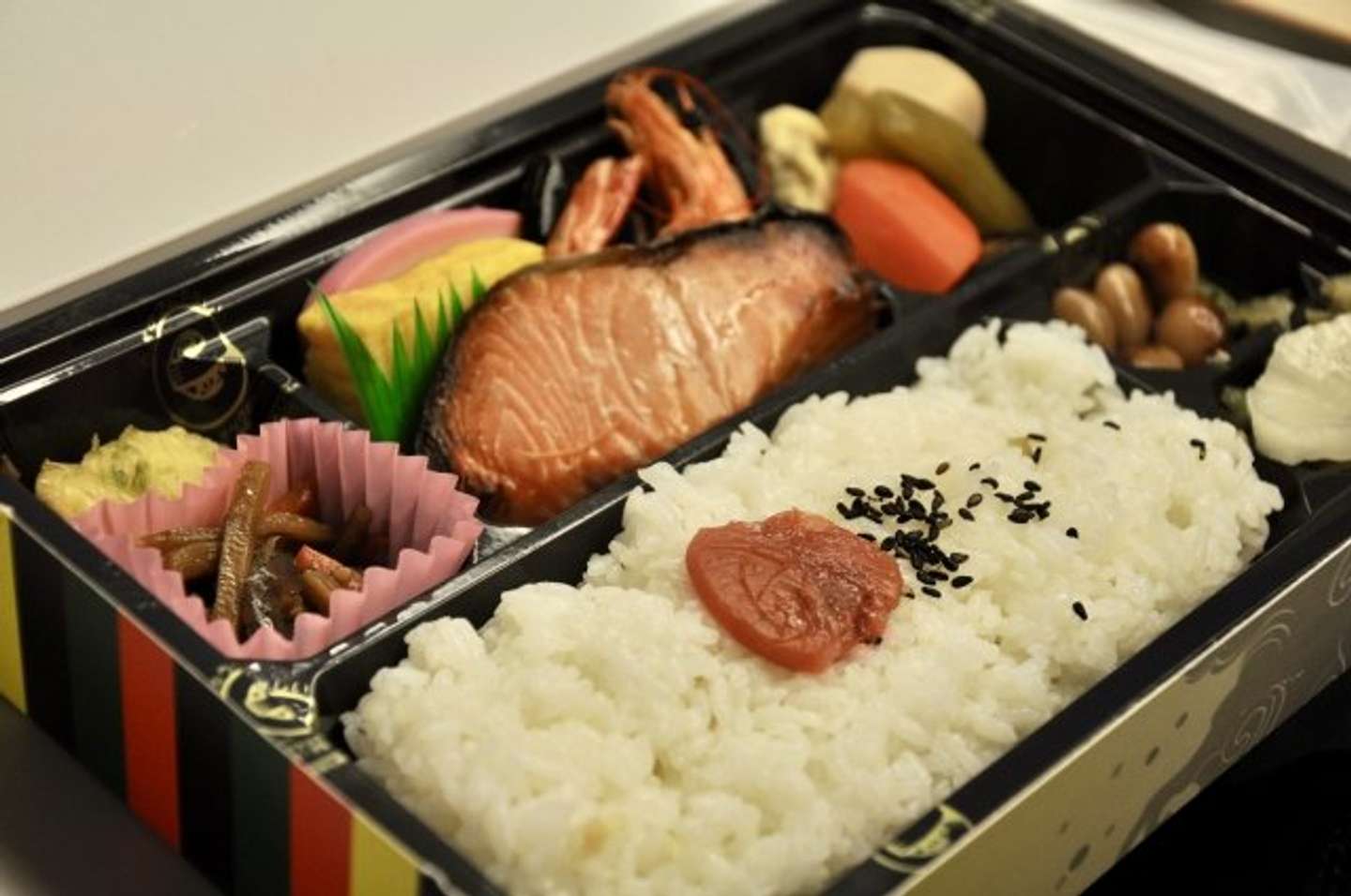 お兄さんが駅弁を食べると...（画像はphotoAC）
