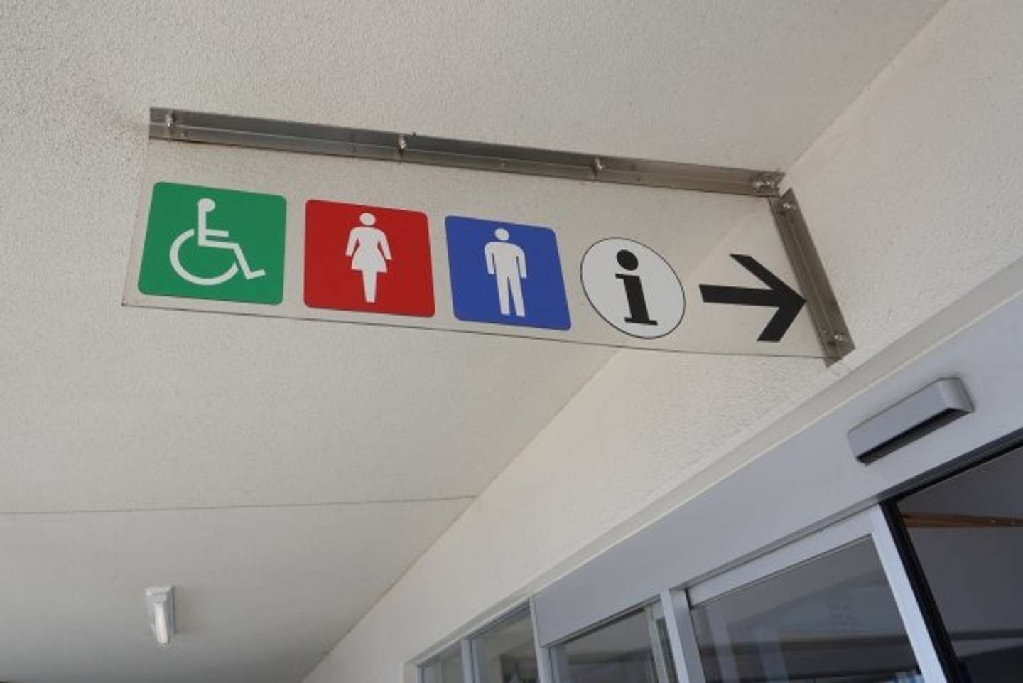旅の途中でトイレに行ったら...（画像はphotoAC）