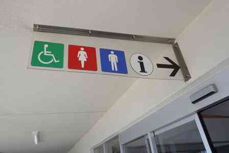 旅の途中でトイレに行ったら…（画像はphotoAC）