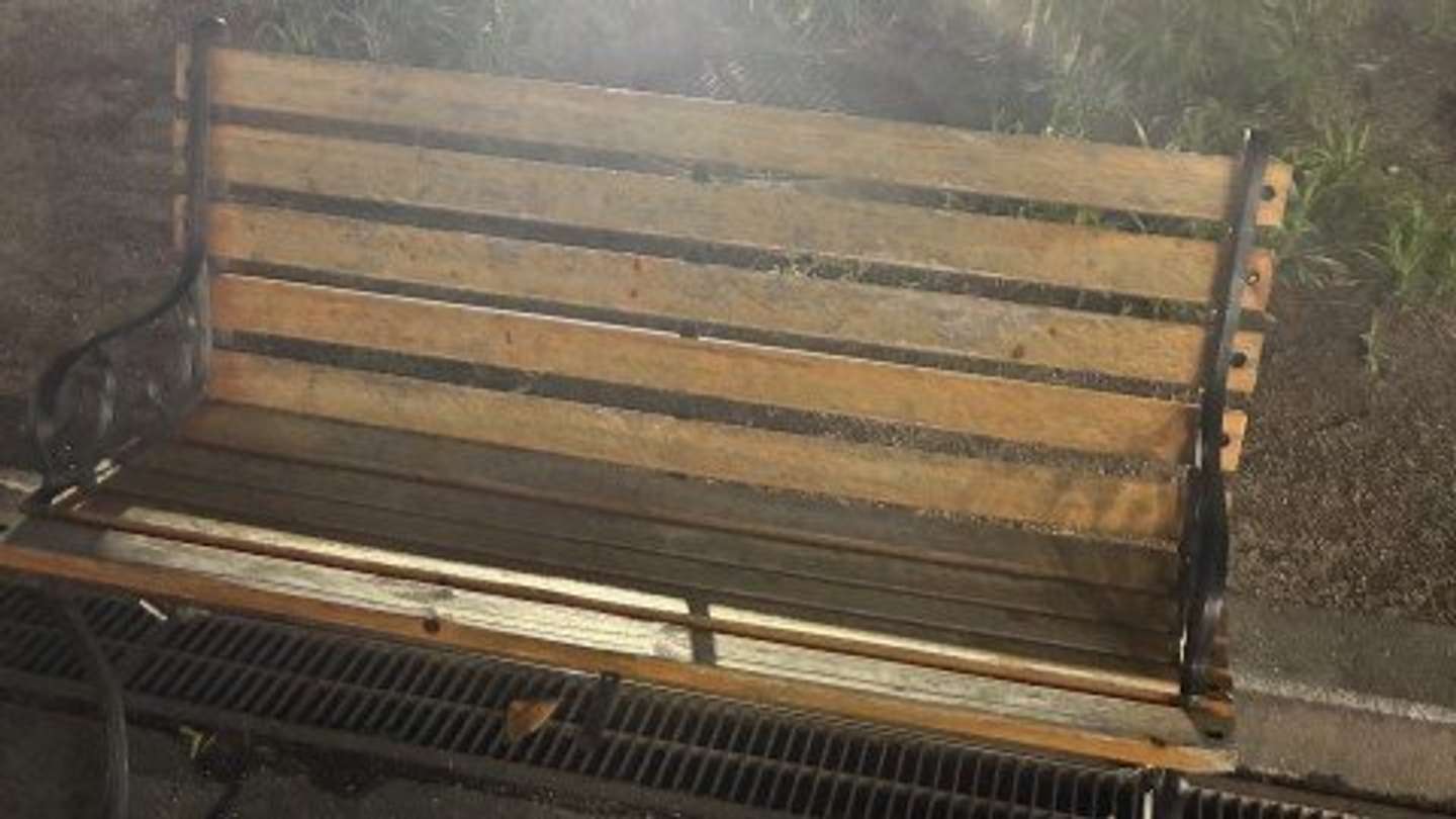 ベンチで横になり...（画像はphotoAC）