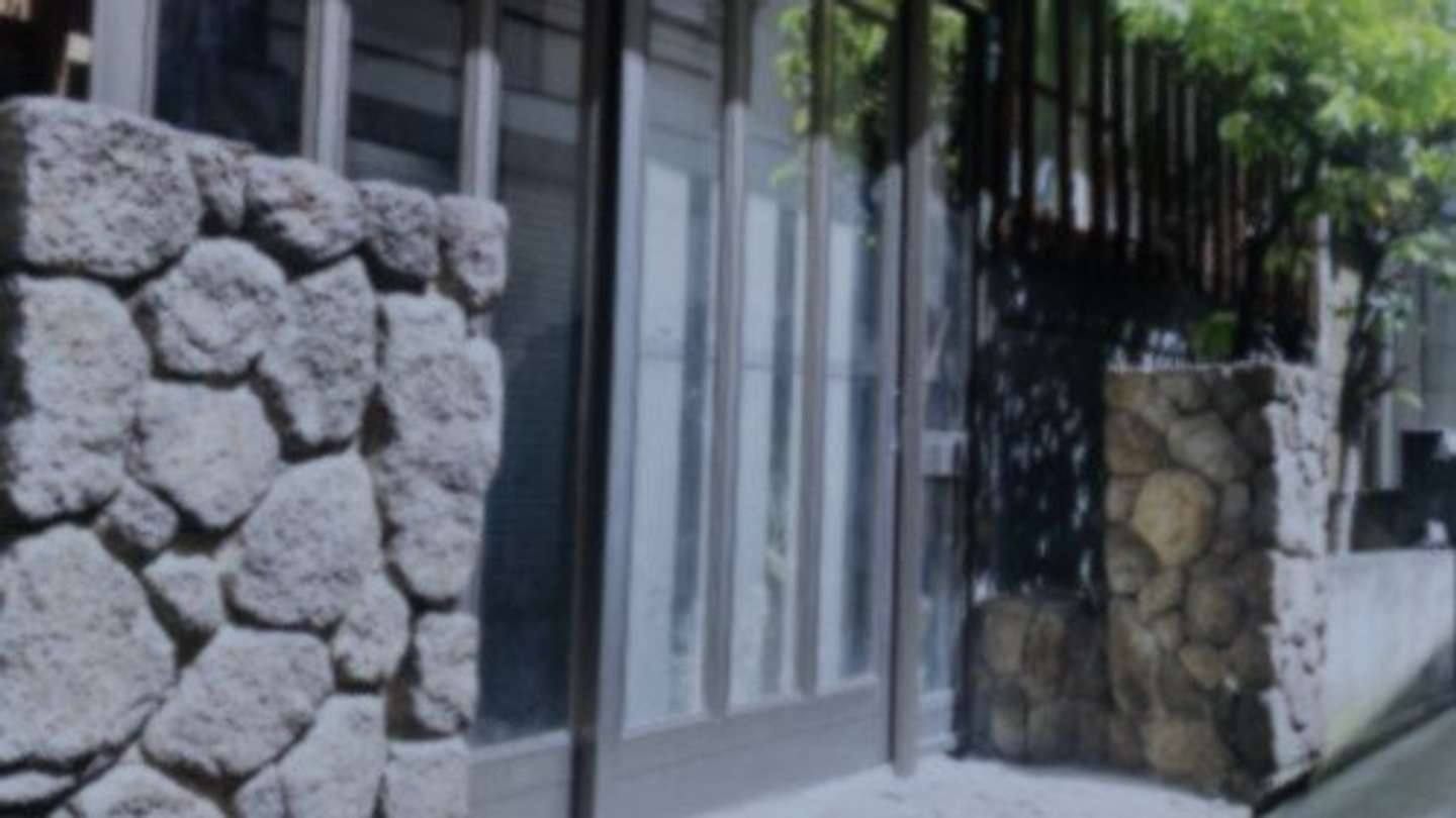 明かりのついていない旅館へ...（画像はphotoAC）