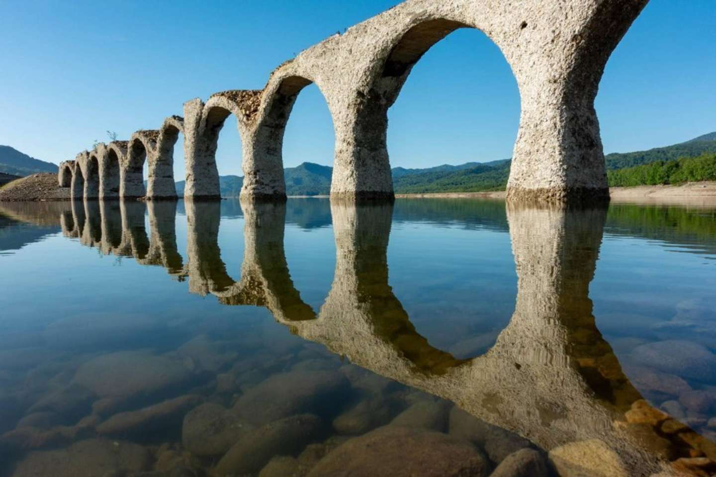 鏡のような湖面にうっとり......（画像はtoshikanayamaさんの投稿より）