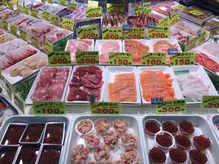 北海道旅行で財布を盗まれた私。市場で土産を買えずにいると、店の人が「ご飯を買って、持って来い」（50代男性）