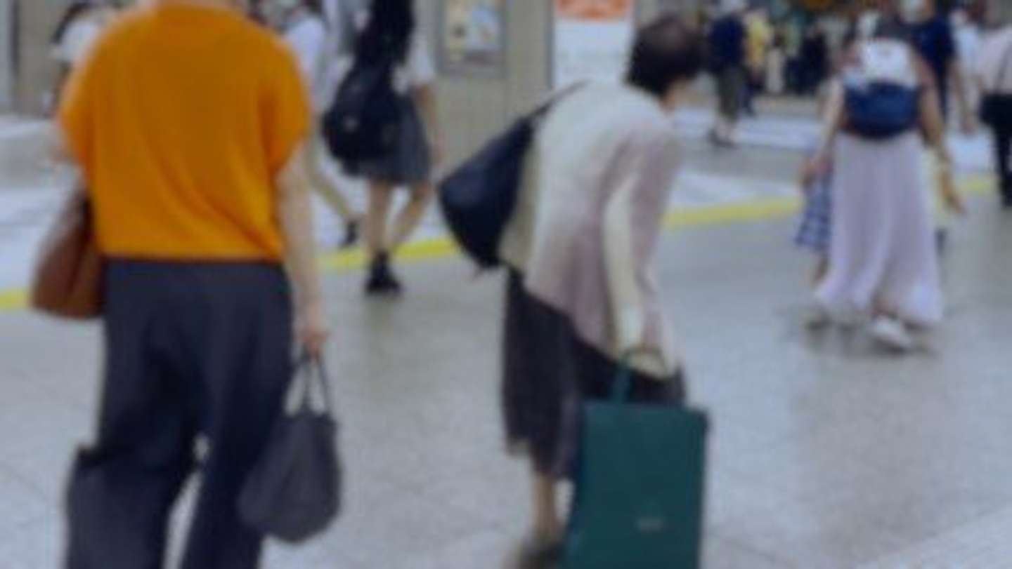 混雑する駅構内で...（画像はphotoAC）