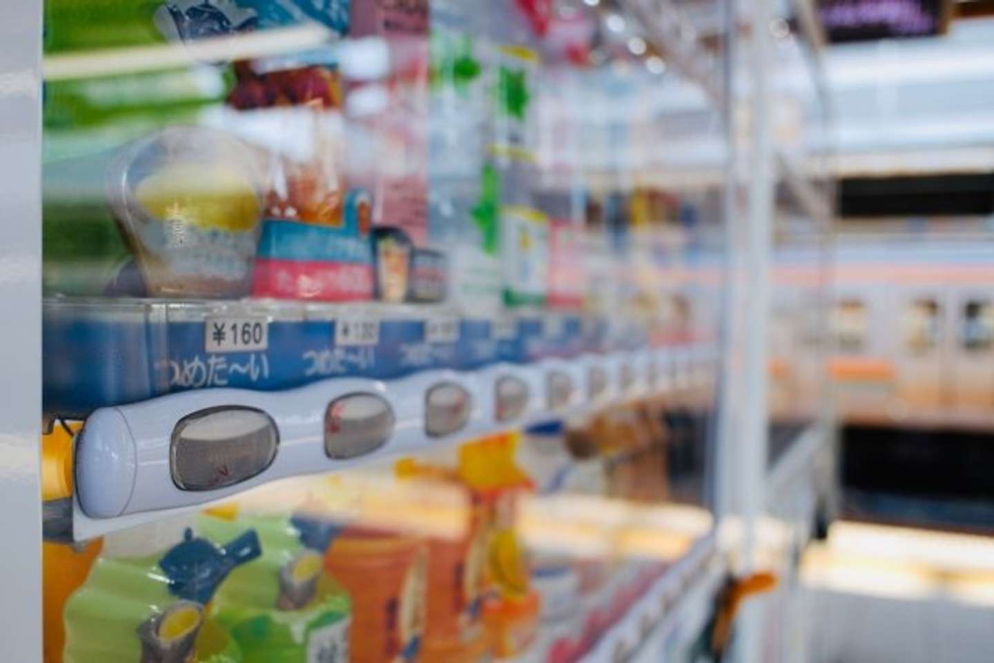 駅で自販機に並んでいたら（画像はphotoAC）