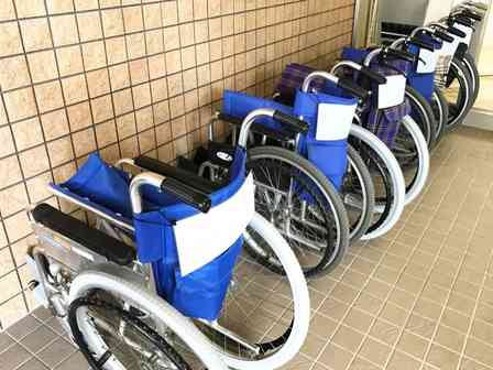 車椅子に乗せてもらって…（画像はphotoAC）