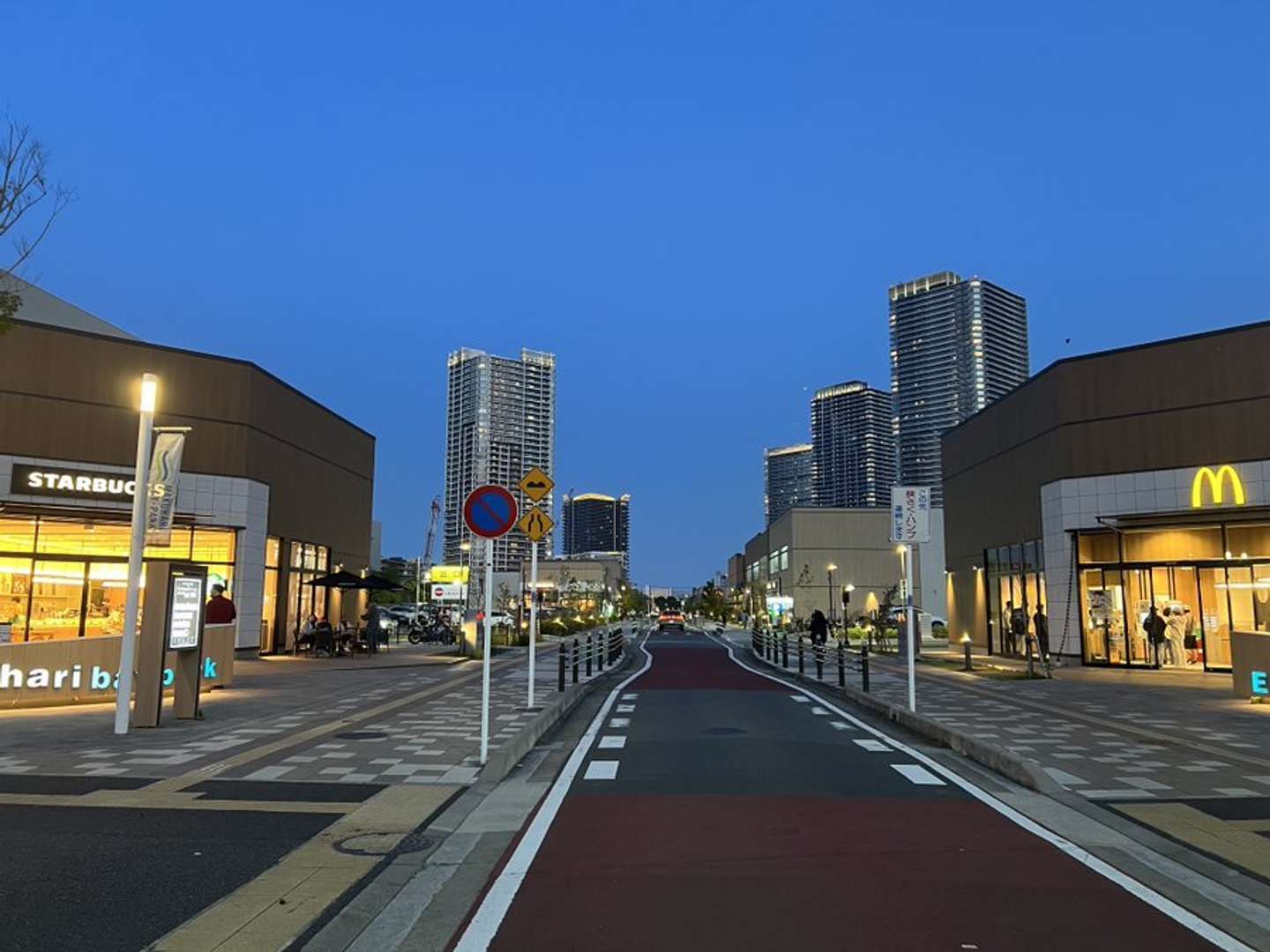 電線がないことで、空が広く感じられる幕張ベイパークの街並み（画像は「とり」＠torimanshon2さんの投稿より、再掲）