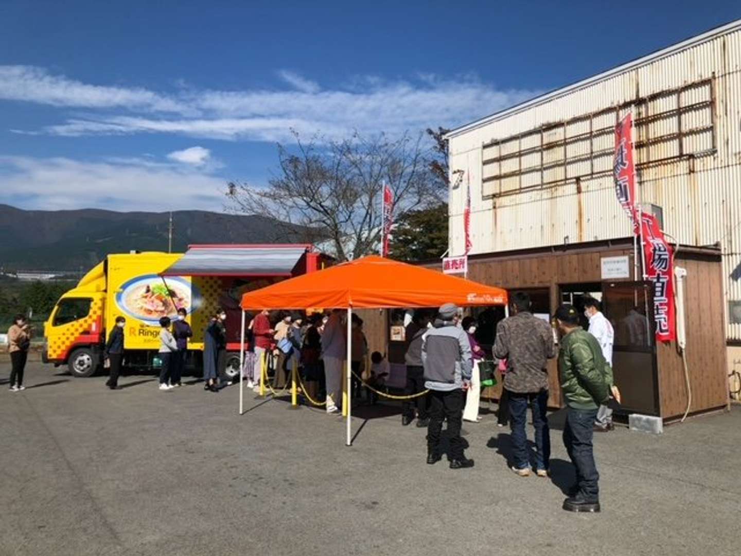 お客さんでにぎわう「リンガーハット富士小山工場直売所」、再掲（画像提供：リンガーハット）