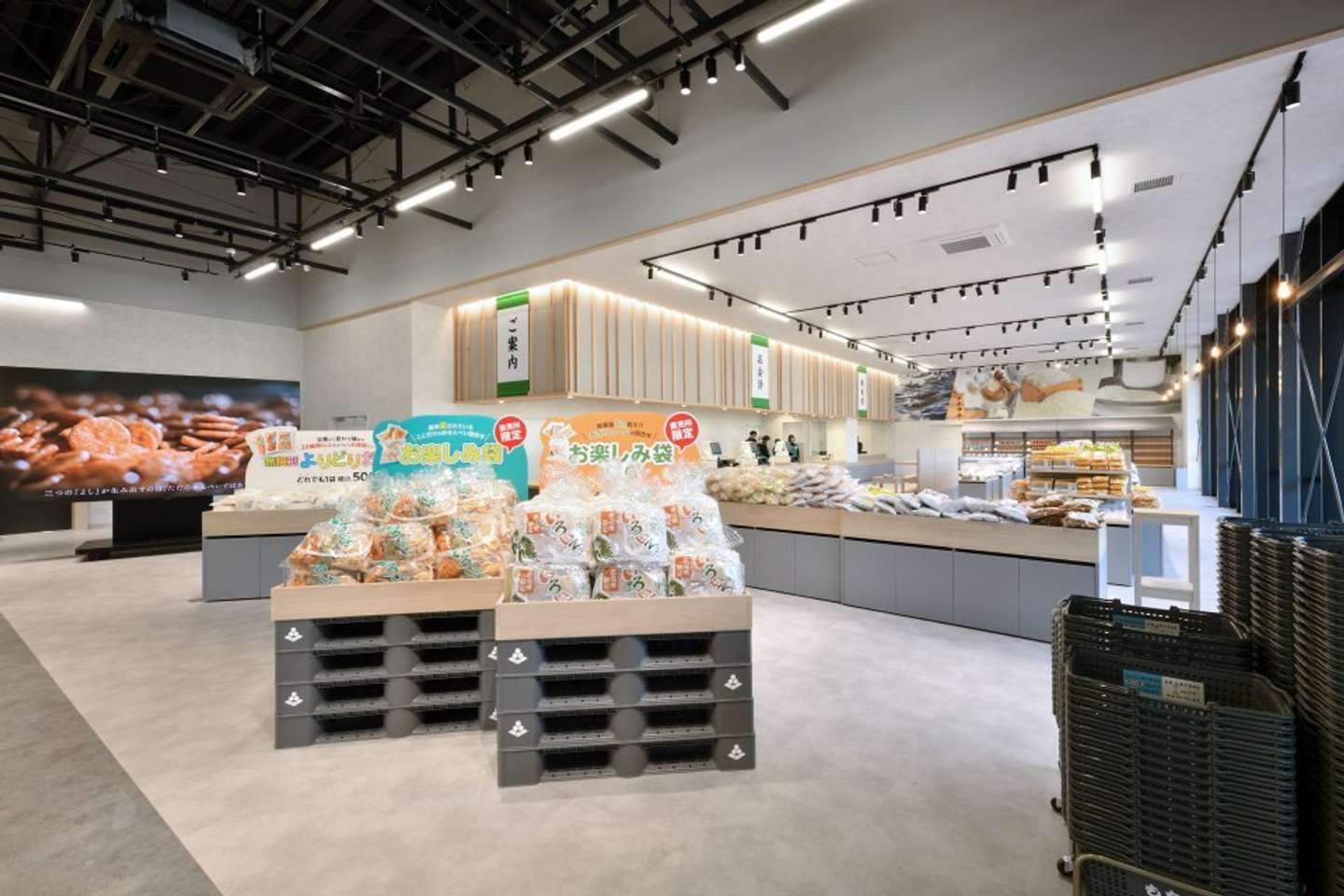 「もちだんご村 もち吉工場直売所」店内の様子（画像提供：もち吉）