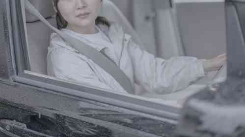 幼い私を抱える母の横に止まった1台の車。中から見知らぬ女性が窓を開けて...（東京都・40代男性）