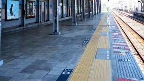 駅のホームで電車を待ってたら（画像はphotoAC）