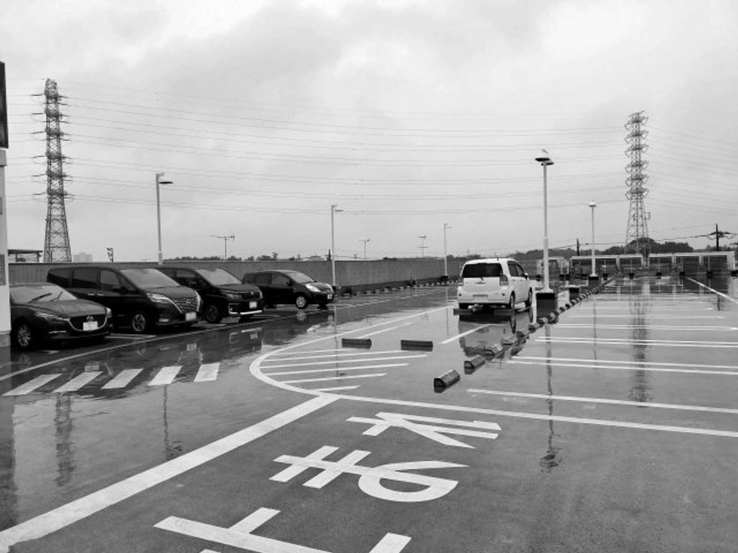 スーパーを出ると大雨（画像はphotoAC）