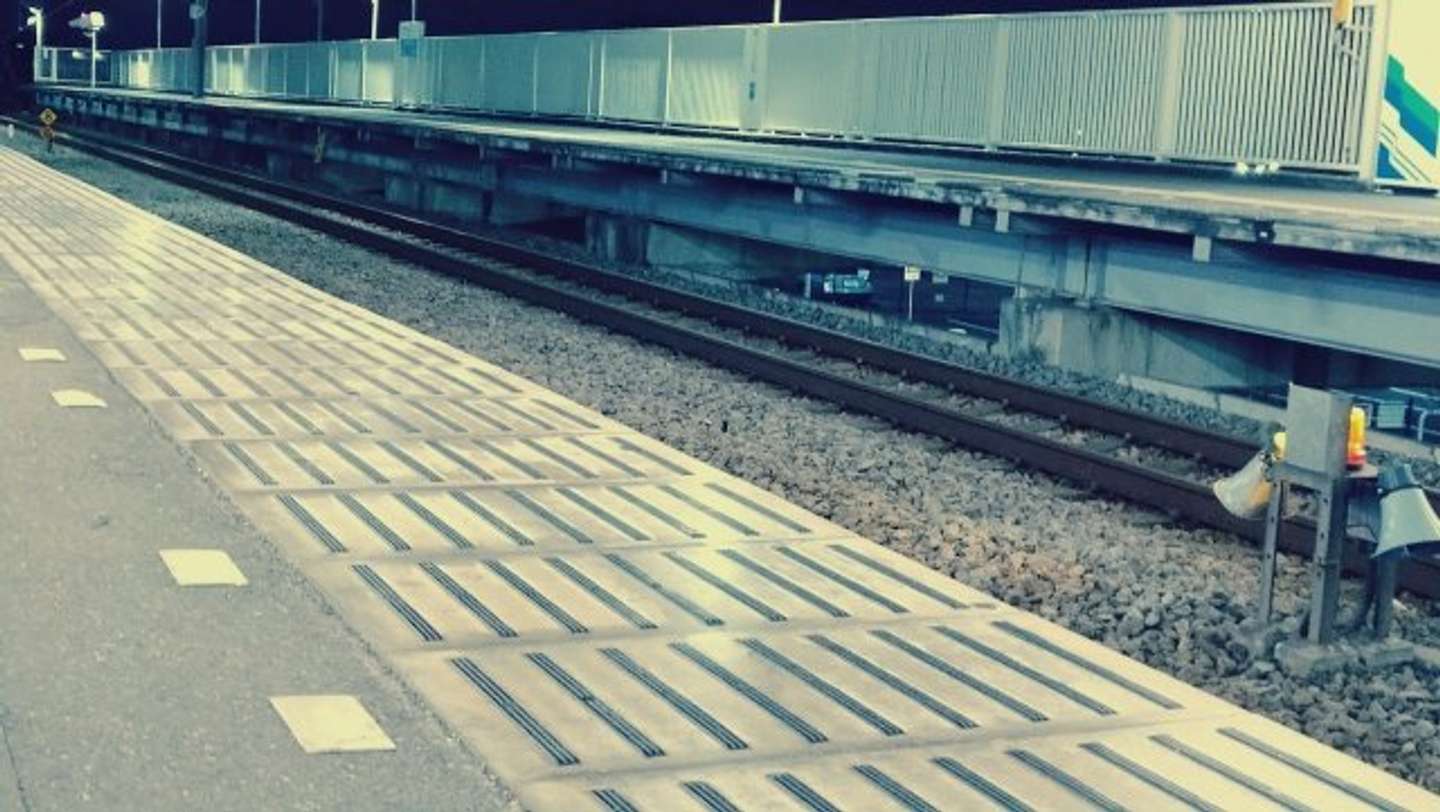 駅のホームで倒れて（画像はphotoAC）