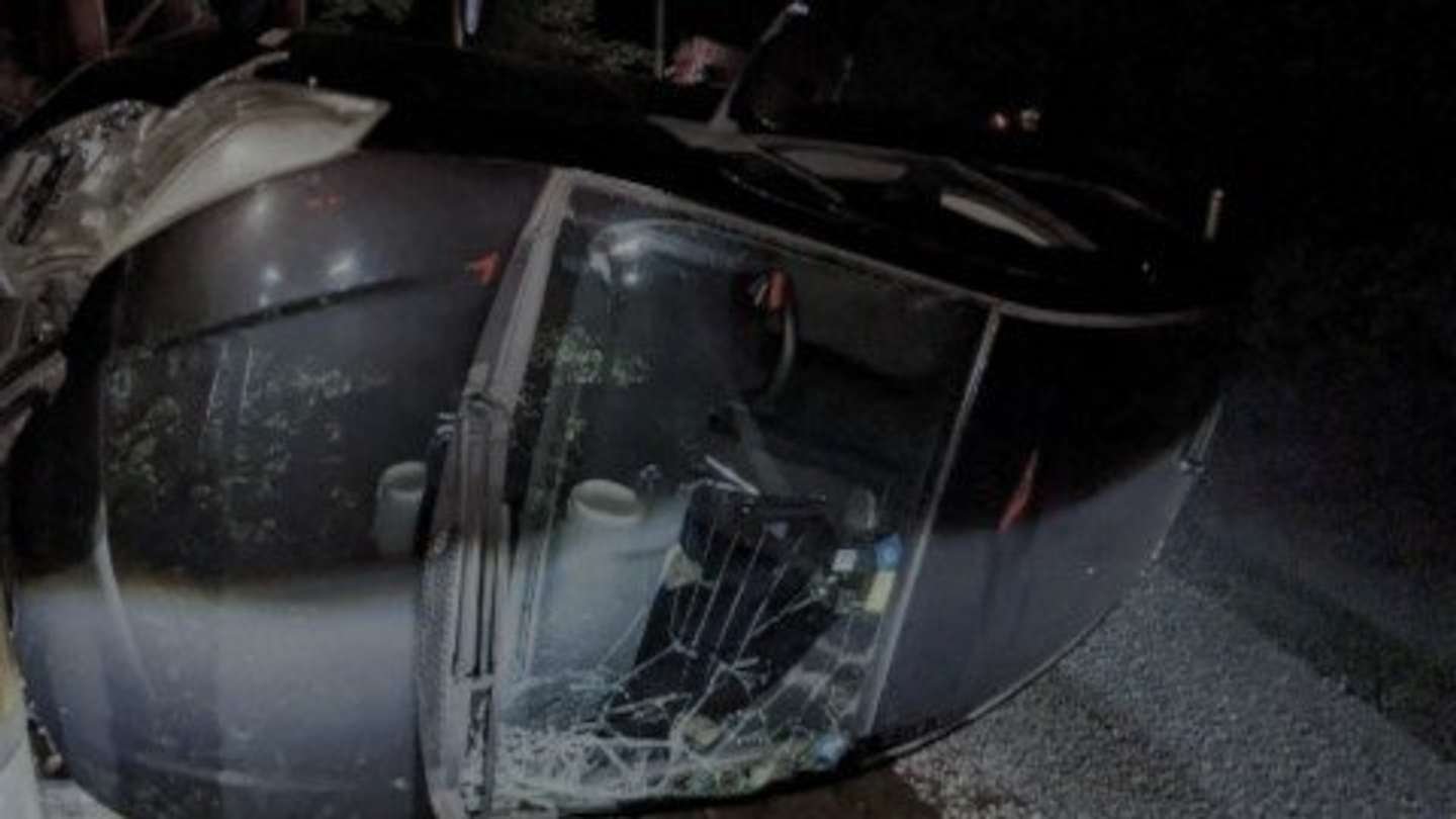 車が横転して...（画像はphotoAC）