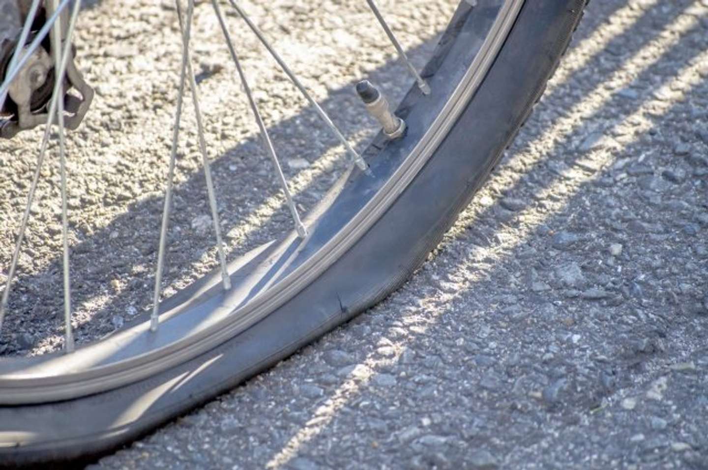 自転車がパンクして...（画像はphotoAC）