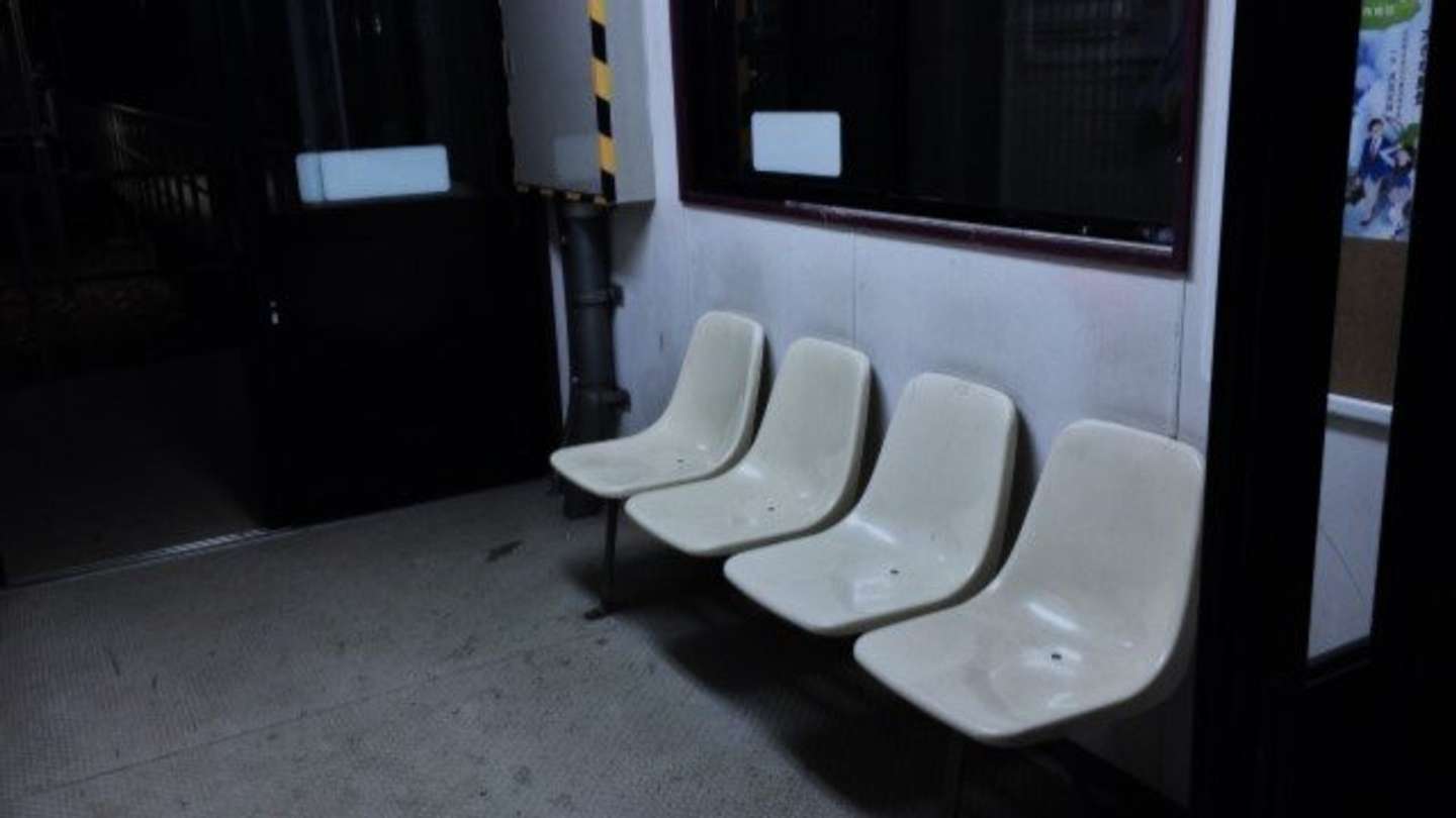 夜の無人駅で（画像はphotoAC）