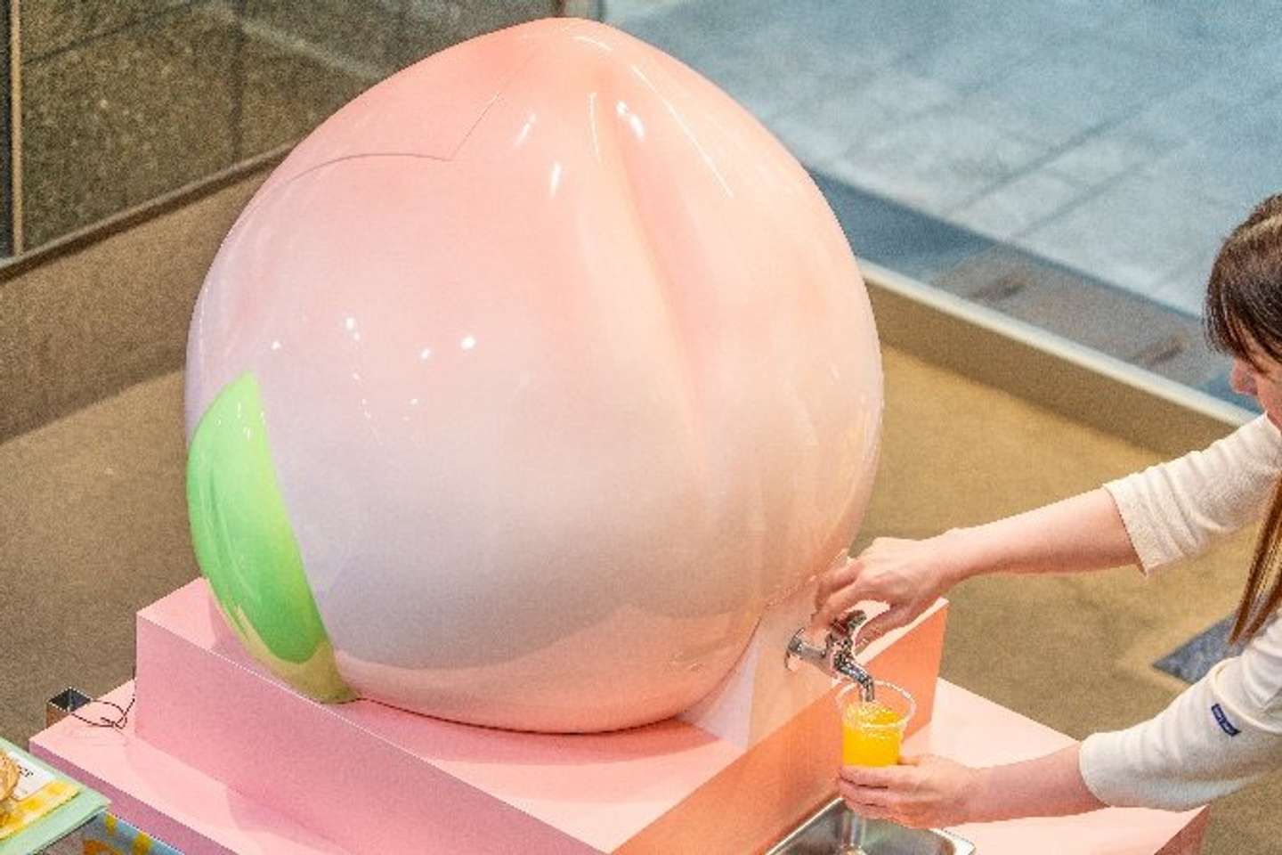 大きな桃が存在感を放つ「ももじゃ」（画像提供：晴れの国おかやま館）
