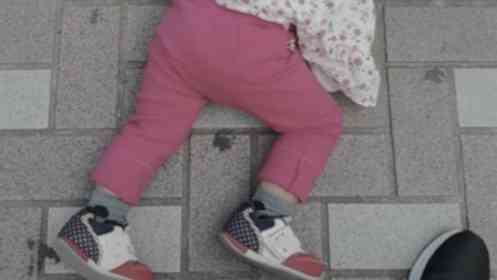 スーパーの入り口で転がり、ギャーギャー泣き喚く3歳次女。イヤイヤ期に困り果てる私に、見知らぬ高齢女性が...（愛知県・40代女性）