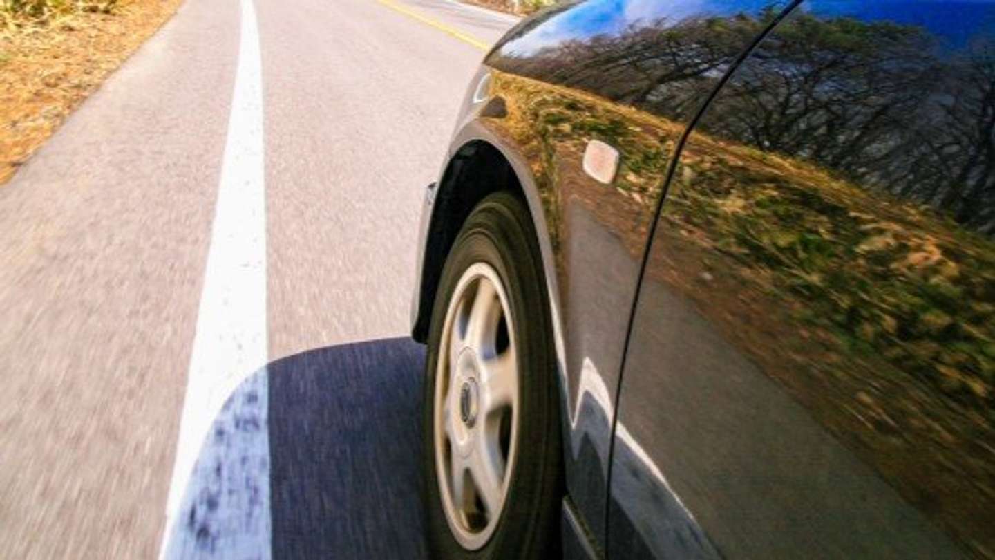 車から人が降りてきて...（画像はphotoAC）