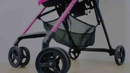 妊娠中に1歳娘を連れ、ベビーカーを持ち混雑してる電車に乗車。ドア付近に立ってたら、スーツの男性客が（埼玉県・30代女性）