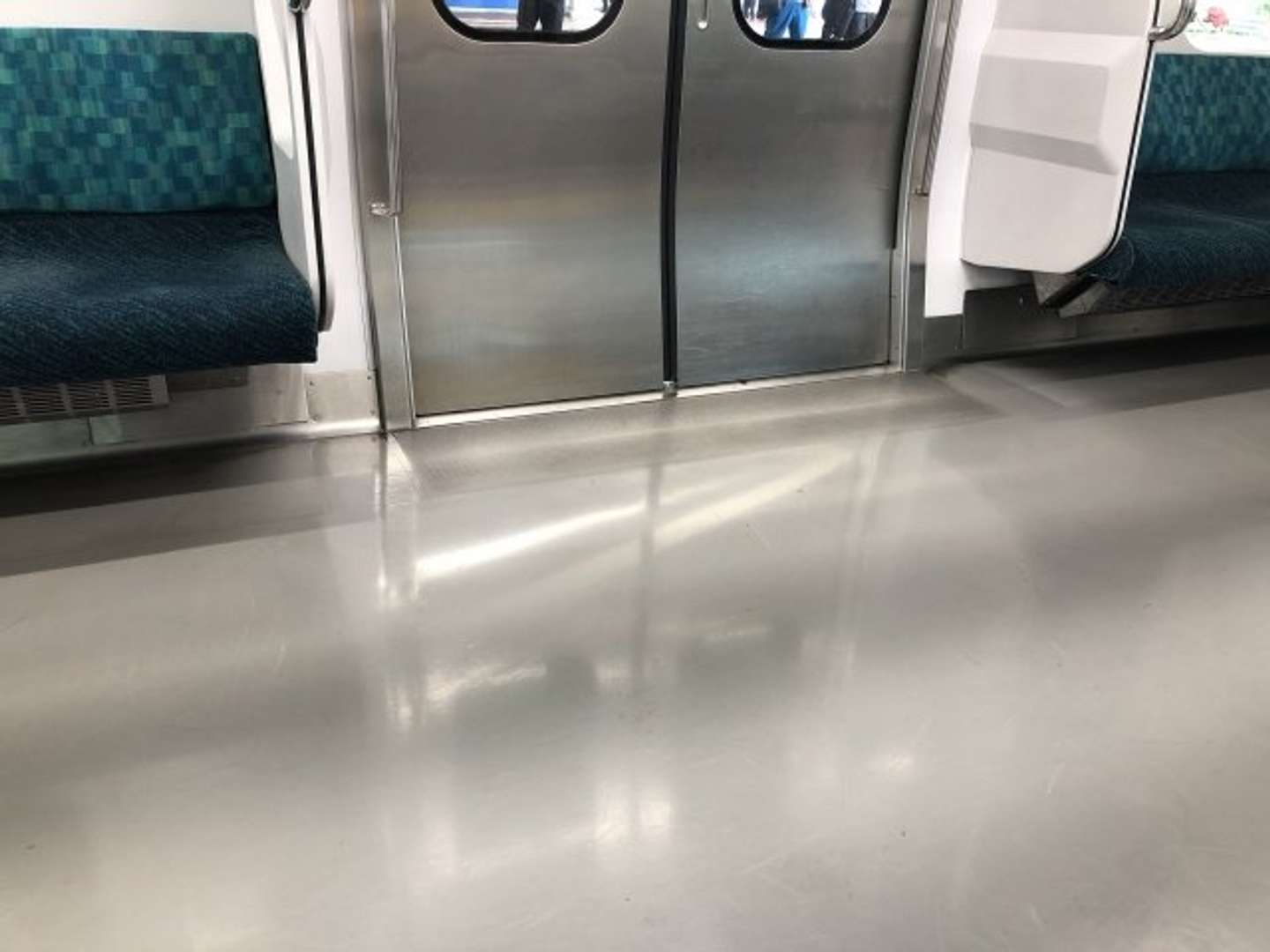 電車で具合が悪くなり...（画像はphotoAC）