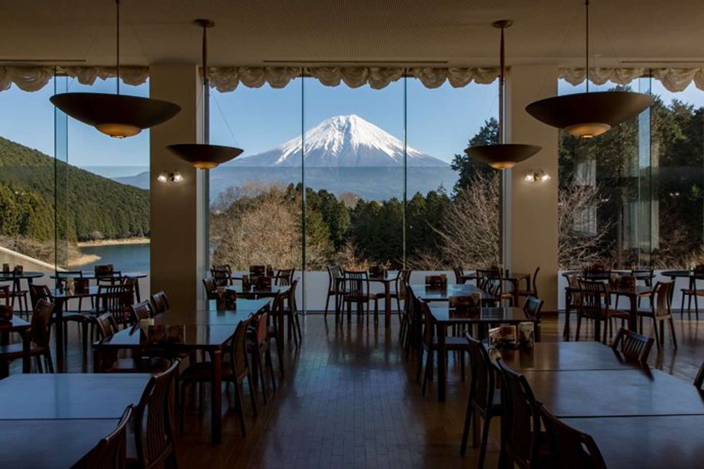レストランから見る富士山（画像はプレスリリースより）