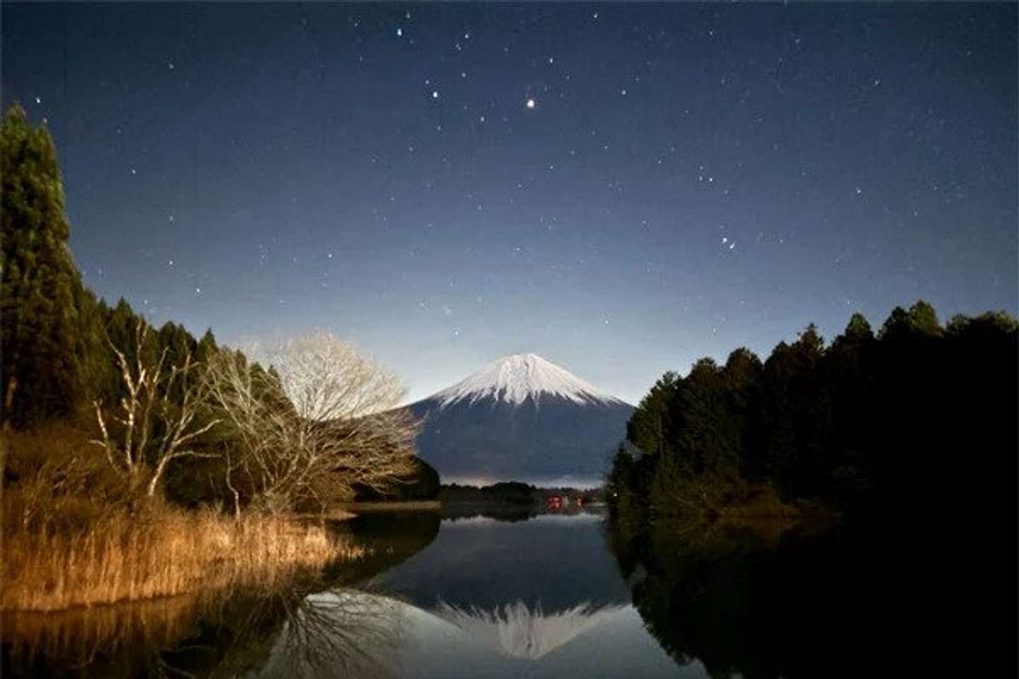 夜は富士山と星のコラボレーション（画像はプレスリリースより）