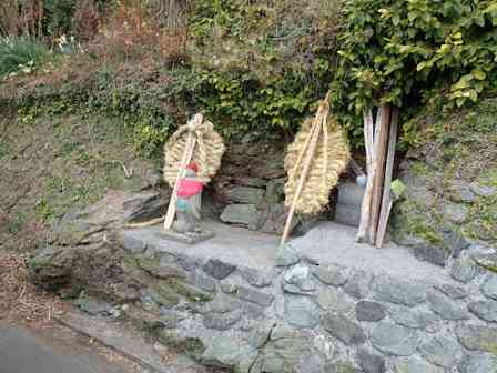 愛媛県の村境には〝巨大な草履〟が吊るされている　誰が何のために？謎の風習の目的を探る