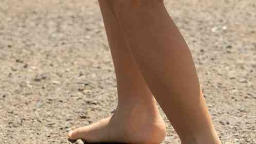 片足だけ裸足で道を歩いていた女子高校生　見知らぬ女性の行為に気が動転して（宮城県・40代女性）