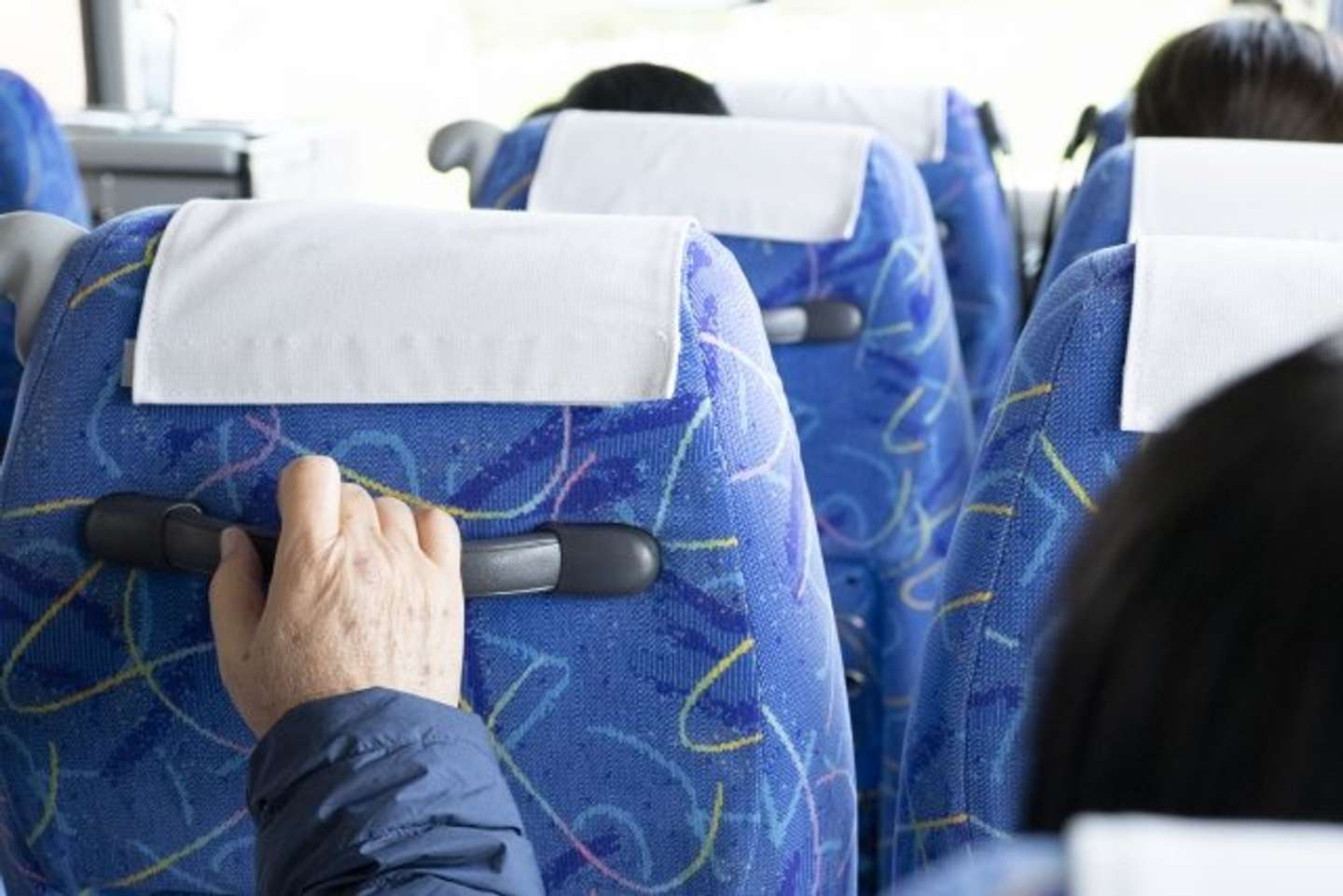 新しい街へ向かうバスの中で（画像はphotoAC）