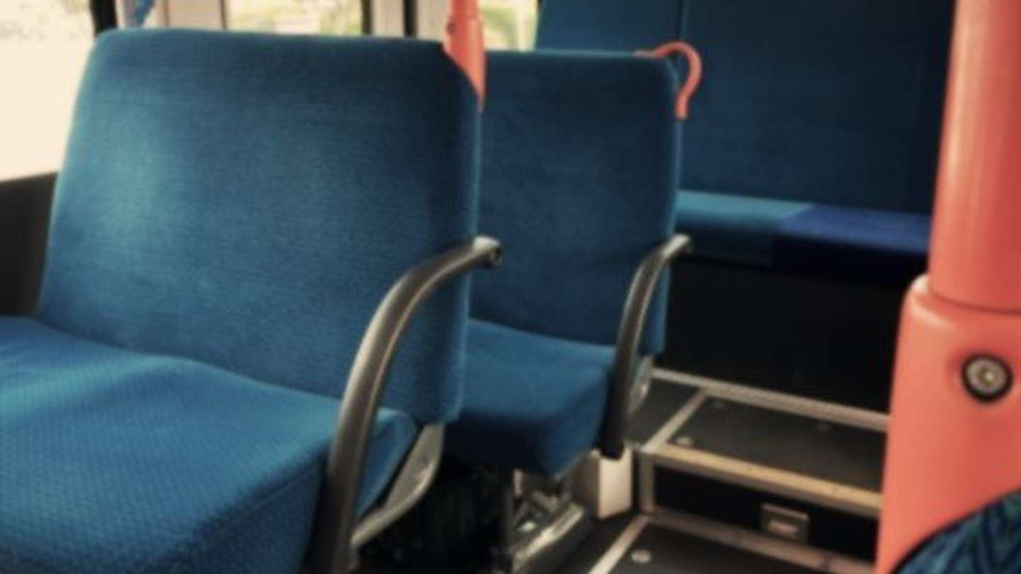 保育園の先生と乗ったバスで（画像はphotoAC）